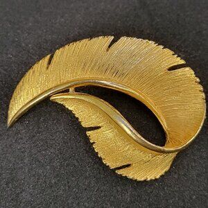 JJ Jonette Looped Feather Brooch Gold Tone Textured Matte Color Signed Vtg